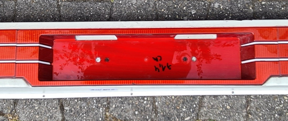 Hella Original Kennzeichen-Reflektortafel 8XU006471 für Hobby Wohnwagen 71,4 mm