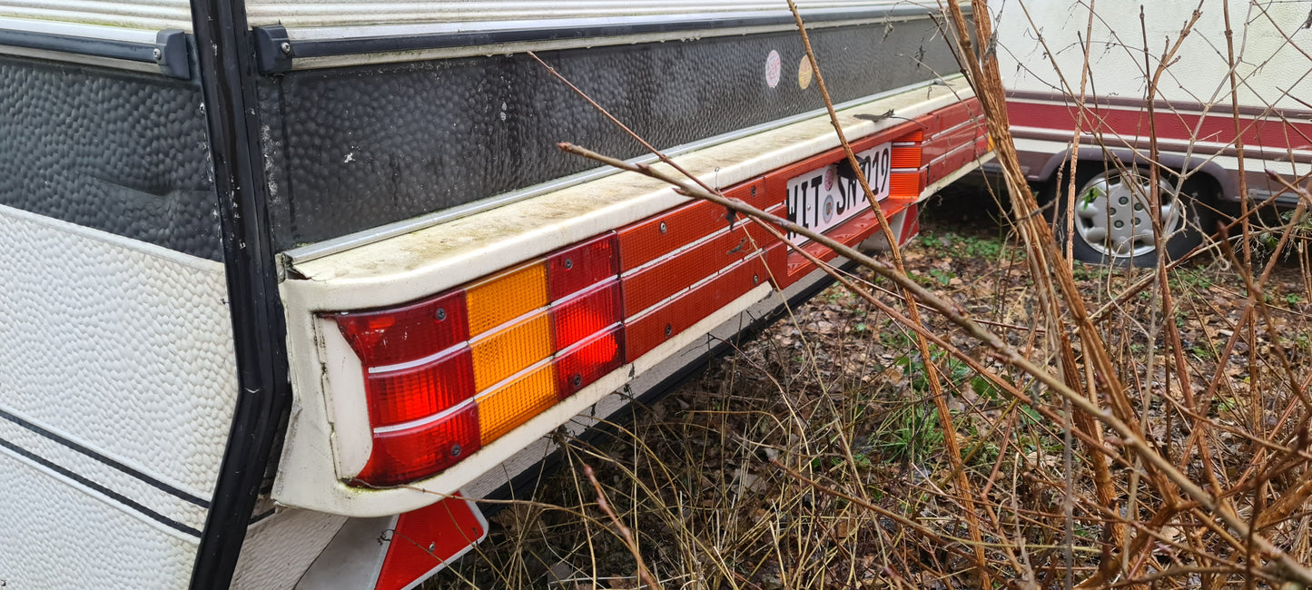 Leuchtenträger Hobby Prestige Wohnwagen 200 cm weiß mit Hella Rückleuchten