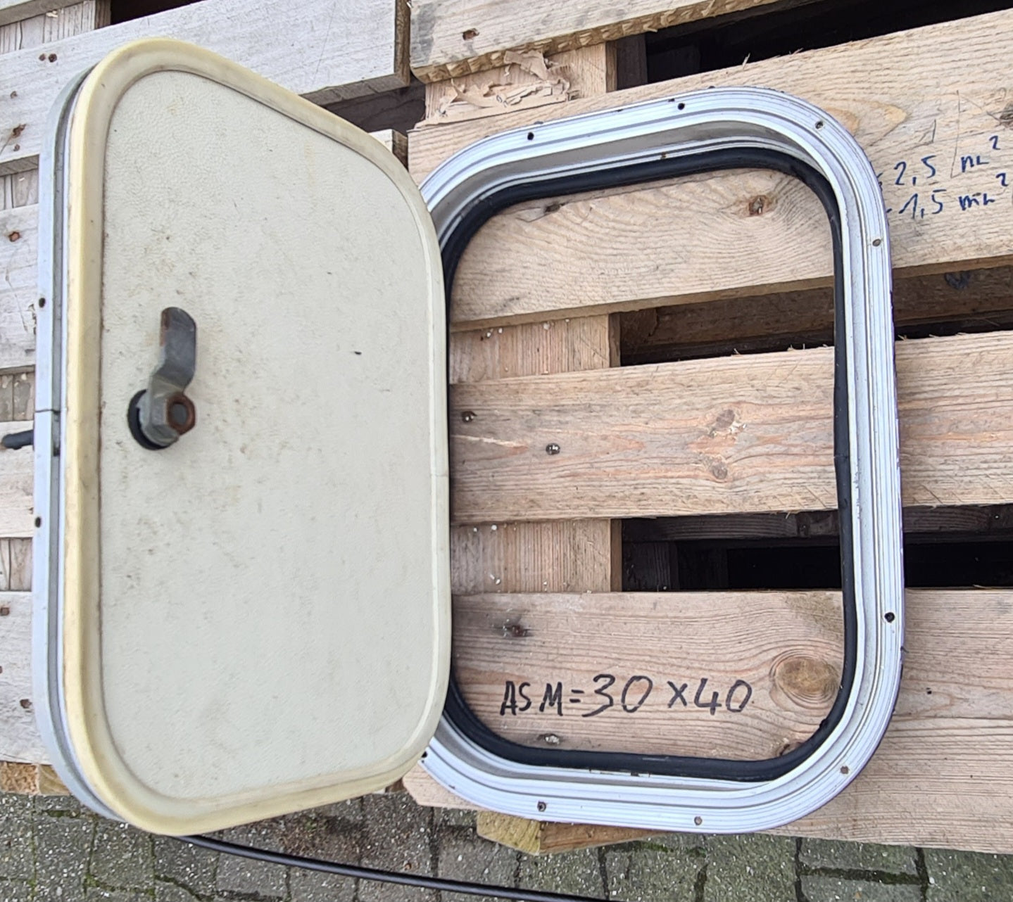 LMC Wohnwagen WC-Serviceklappe Servicetür zur Entnahme der Fäkalcassette od. als Stauraumklappe *Gebraucht*