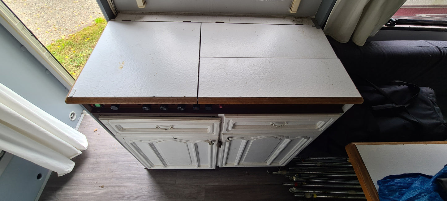 Hobby Wohnwagen Küchenblock Küche Küchenzeile mit Elektrolux Absorber-Kühlschrank 12V, 230V, Gas & Cramer Koch-Spül-Kombination