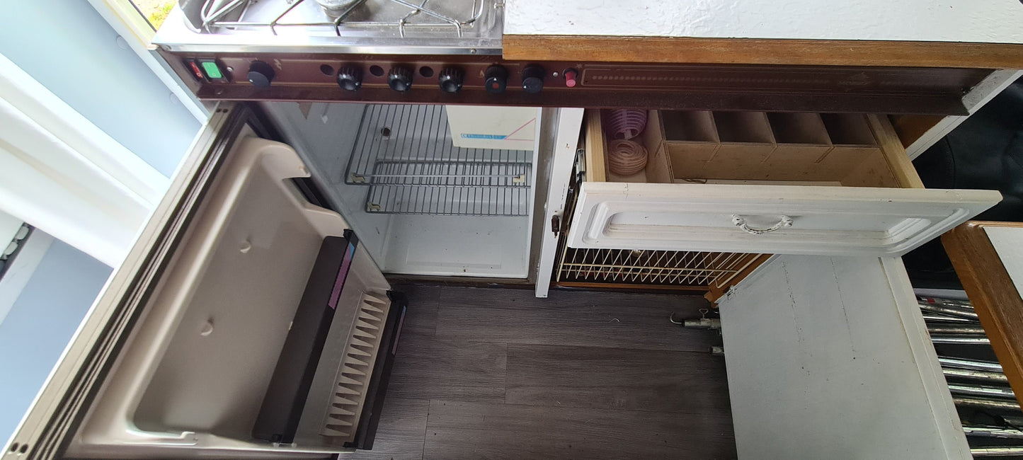 Hobby Wohnwagen Küchenblock Küche Küchenzeile mit Elektrolux Absorber-Kühlschrank 12V, 230V, Gas & Cramer Koch-Spül-Kombination