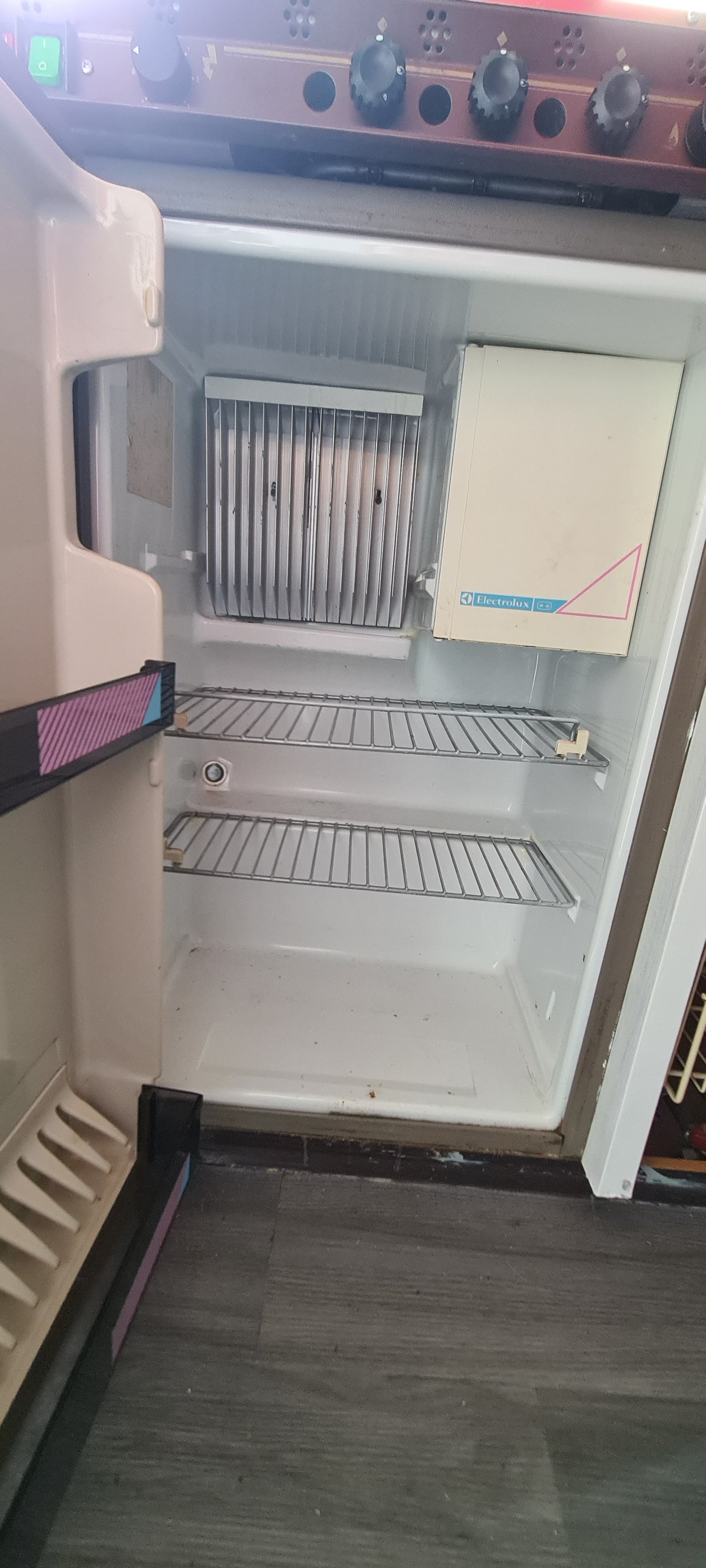 Hobby Wohnwagen Küchenblock Küche Küchenzeile mit Elektrolux Absorber-Kühlschrank 12V, 230V, Gas & Cramer Koch-Spül-Kombination