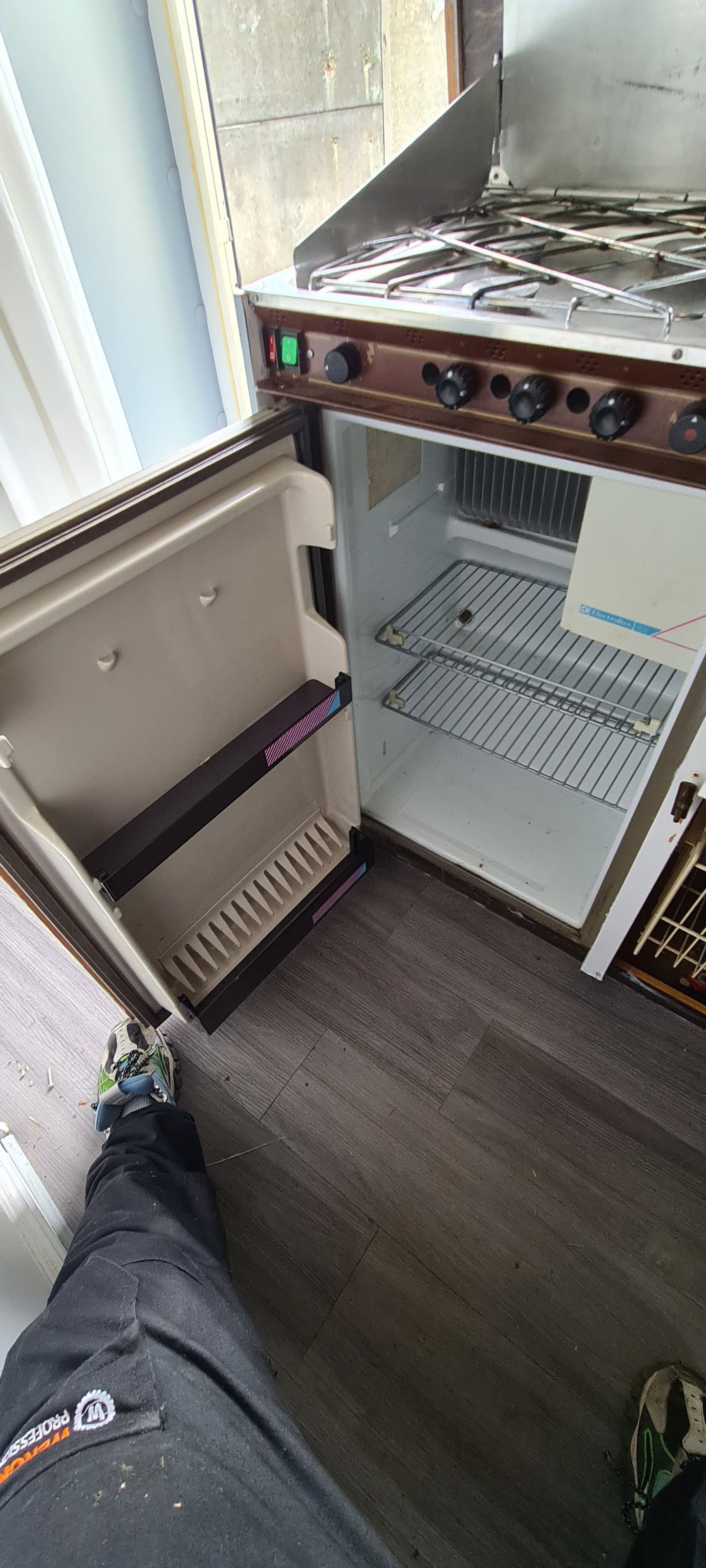 Hobby Wohnwagen Küchenblock Küche Küchenzeile mit Elektrolux Absorber-Kühlschrank 12V, 230V, Gas & Cramer Koch-Spül-Kombination
