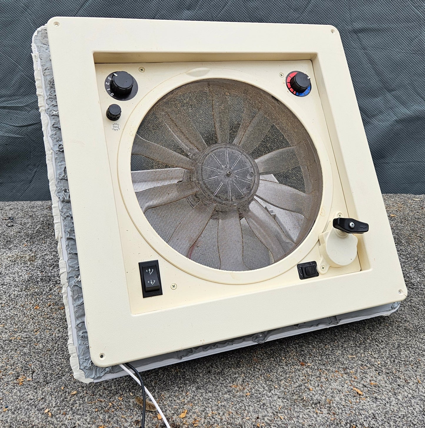 Dometic Fan Tastic Vent FA3350 Dachhaube / Dachlüfter, 40x40cm, weiß mit 12V Ventilator u. Regensensor *Gebrauchtteil*