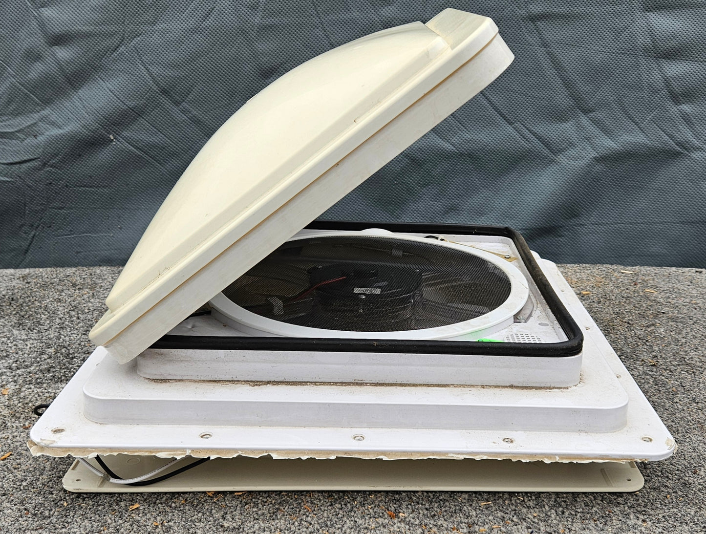 Dometic Fan Tastic Vent FA3350 Dachhaube / Dachlüfter, 40x40cm, weiß mit 12V Ventilator u. Regensensor *Gebrauchtteil*