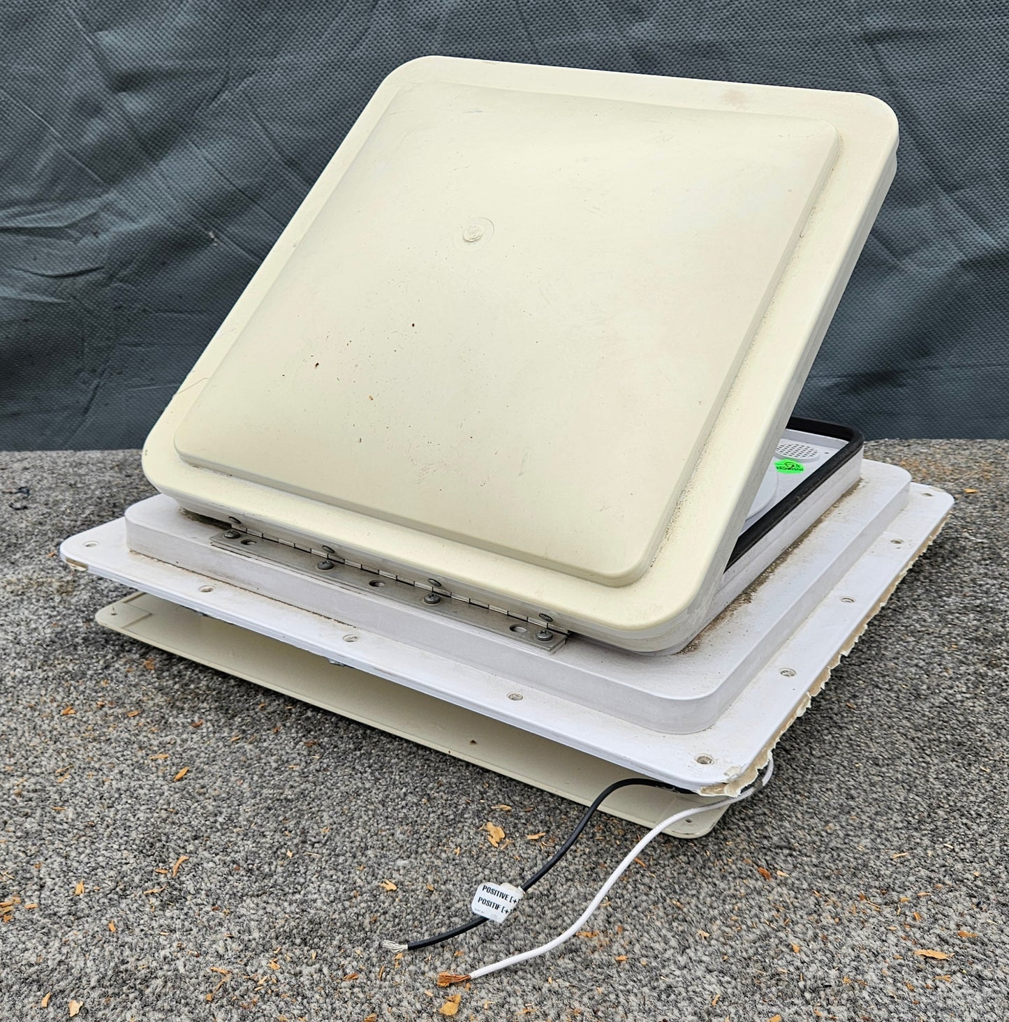 Dometic Fan Tastic Vent FA3350 Dachhaube / Dachlüfter, 40x40cm, weiß mit 12V Ventilator u. Regensensor *Gebrauchtteil*