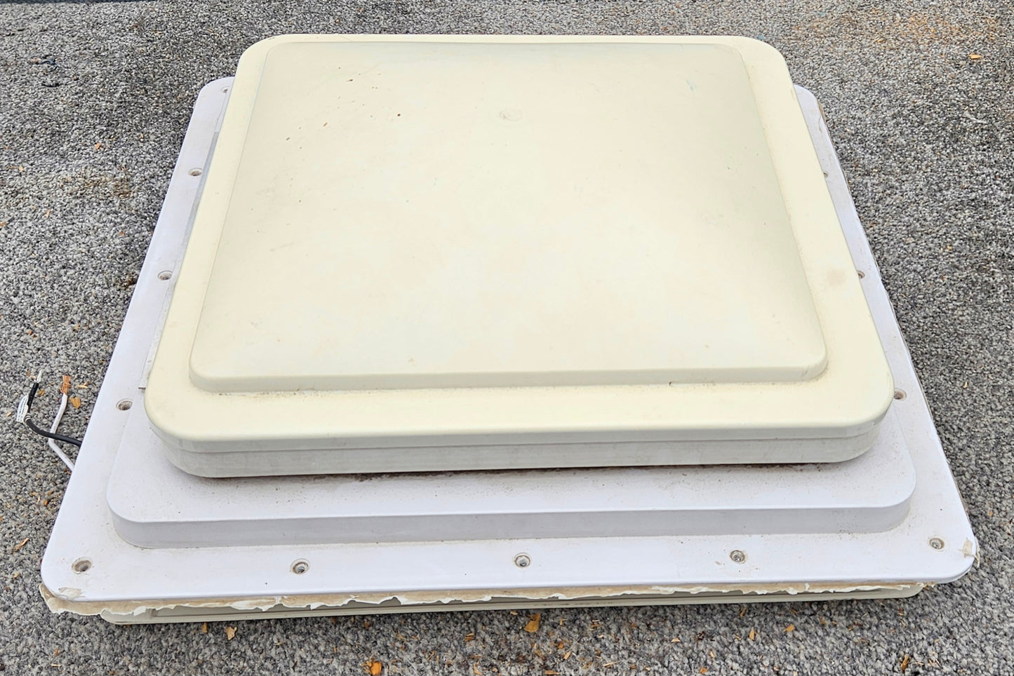 Dometic Fan Tastic Vent FA3350 Dachhaube / Dachlüfter, 40x40cm, weiß mit 12V Ventilator u. Regensensor *Gebrauchtteil*