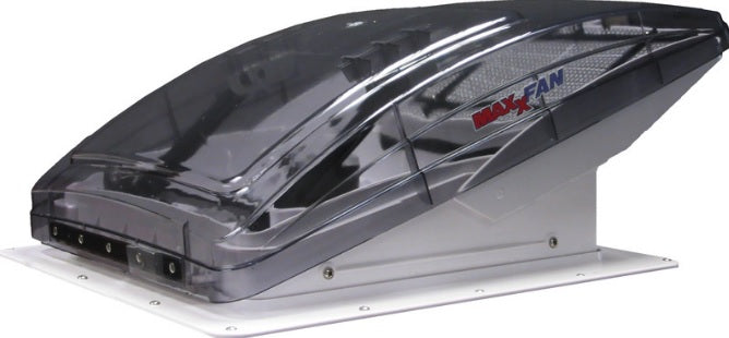 MaxxAir MaxxFan Deluxe 12V-Ventilator-Dachhaube mit Raincover Dachluke Klarglas, White, Smoke / Adapterrahmen